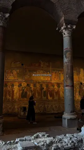 The Church of Santa Maria Antiqua, one of the oldest Catholic places of worship dedicated to the Madonna, was built in the 6th century in the Roman Forum. This church bears witness to the painting of early medieval, Gothic, and Byzantine Rome and to the Christianization of the ancient city center. 