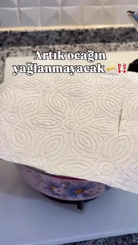 Ocağı yeni silmişim yine patates istendi ne kadar patatesi kurutsamda arada yağ sıçrıyordu bende buna çözüm olarak kağıt havluyu buldum mis gibi oluyor üstelik kızartma kokusunu da bayağı çekiyor biber kızartırkende bu yöntemi yaparım kağıt havlu nemi çektiği için kapak gibi su damlacıkları yapmıyor👏🏻👏🏻🌸 #pratikfikirler #keşfetteyiz #viralvideo #clean #temizlik   
