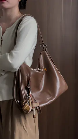 Em này vừa là túi tote basic, thanh lịch, mà kéo dây lại thì thành balo mang vibe nag động cá tính liền – tiện cực kỳ luôn á.  Đi làm ban ngày thì mang dáng tote nhìn gọn gàng, tối đi cà phê hay đi chơi thì rút dây cho nó trẻ trung. Bảo đảm là ứng dụng được nhiều dịp, khỏi cần đổi túi luôn nha 😍 #review #tuixach #tuideocheo #tuixachnu #totebag 