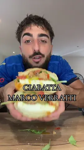 Aujourd’hui fratello on va faire une CIABATTA pour mon joueur préféré, qui est le meilleur joueur du monde MARCO VERRATTI !! Mamma mia 🤌🏽⚽️🇮🇹 CIABATTA : Mozzarella di Buffala, Rucola, Pomodorini Confit, Melanzane, Tonno Piccante e Olive 😮‍💨🥪 #sandwich #verratti #football #italian #cuisine 
