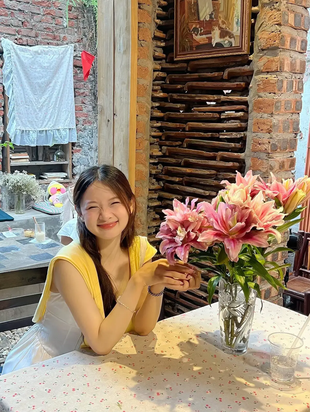 Ngày nào ngắm gái đẹp là có thật các bác ạ. Khách nhà Lá xinh xắn, dễ thươn lém🤗🌿🌿 📸 Ly Khánh Hoàng  #MotChiecLaCoffee #cafequanthanhxuan #ChillCofffee 