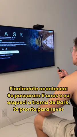 Finalmente já esqueci de 95% da trama e posso rever Dark para reviver tudo aquilo de novo 🤩 . . . . #dark #netflixbrasil #dicadeserie #series #filmesnetflix