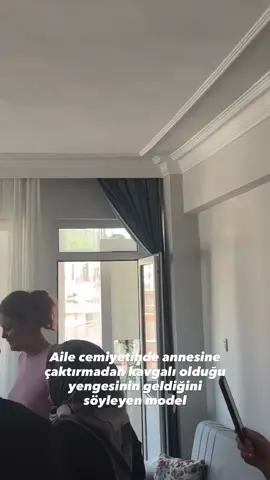 Aile cemiyetinde annesine çaktırmadan kavgalı olduğu yengesinin geldiğini söyleyen model