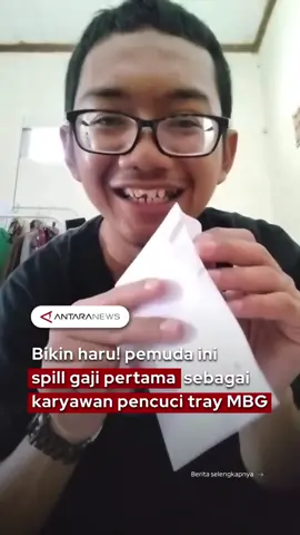 Seorang karyawan Program Makan Bergizi Gratis (MBG), Abi Nuraehan, viral setelah membagikan momen menerima gaji pertamanya sebagai pencuci tray. Abi tampak haru saat menghitung uang hasil kerja kerasnya. Video ini mendapat banyak komentar positif dari warganet yang ikut bersyukur dan mendoakan. Fenomena ini juga menunjukkan bagaimana MBG tak hanya memenuhi gizi masyarakat, tapi juga membuka lapangan kerja. Presiden Prabowo dalam pidatonya pada Sidang Tahunan MPR RI dan Sidang Bersama DPR RI-DPD RI (15/08) menyebut MBG telah menciptakan 290 ribu lapangan kerja baru di seluruh Indonesia. #MakanBergiziGratis #MBG #Viral #Prabowo #LapanganKerja
