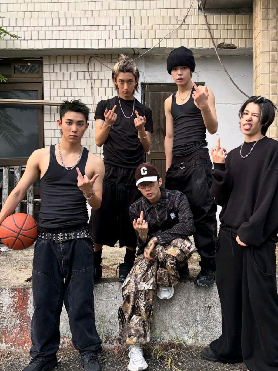 HAVING HATER EVEN BEFORE DEBUTING IS FUNNY LOL MY BABIES Y'ALL GONNA BE FAMOUS #LNGSHOT #morevison #jaypark #jay_wim 