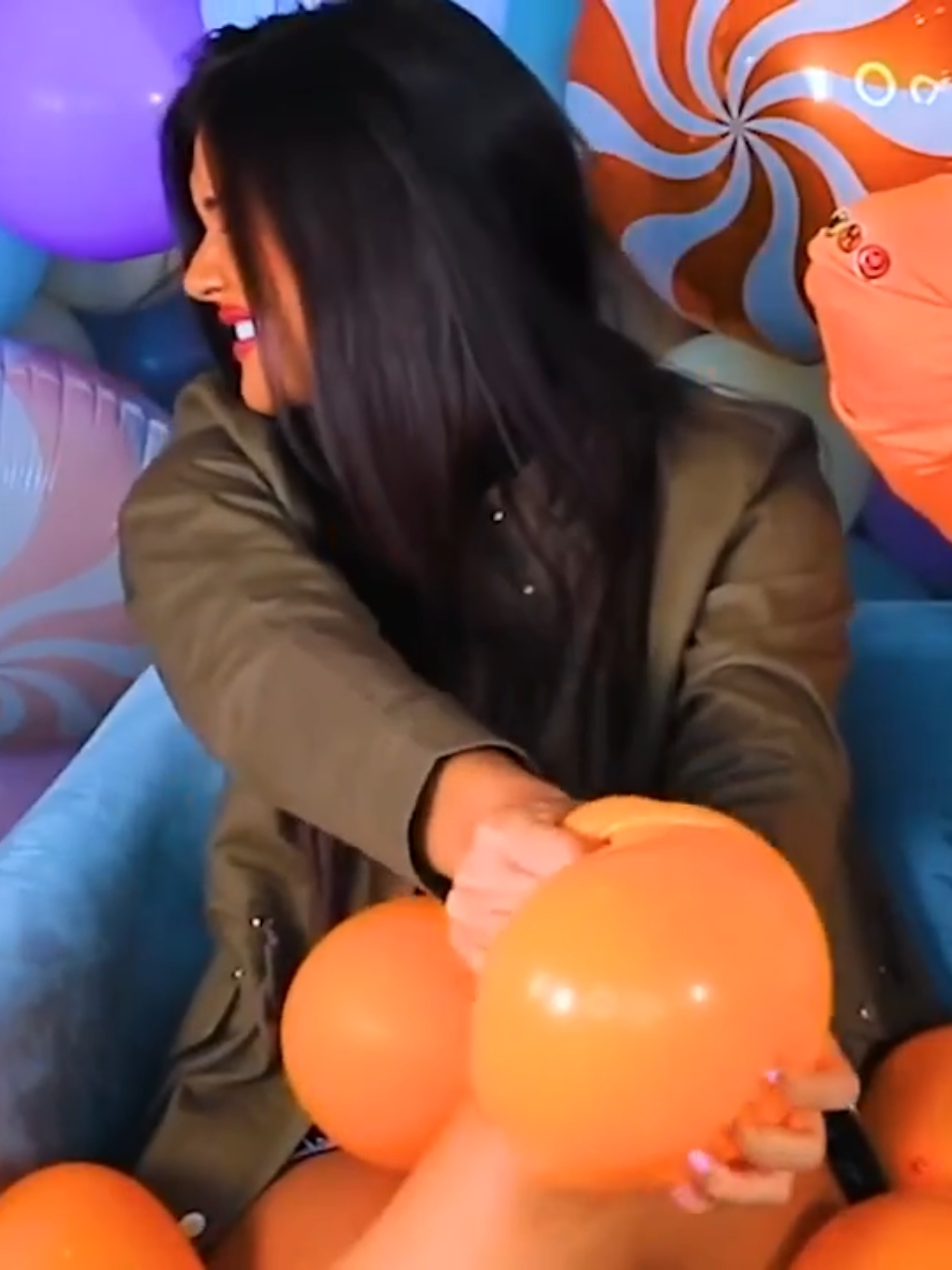 The Brazilian tiktoker Ayarla Souza 🇧🇷🎈#ayarlasouza #braziliangirl #tiktokgirl #stronggirl #balloondecor 