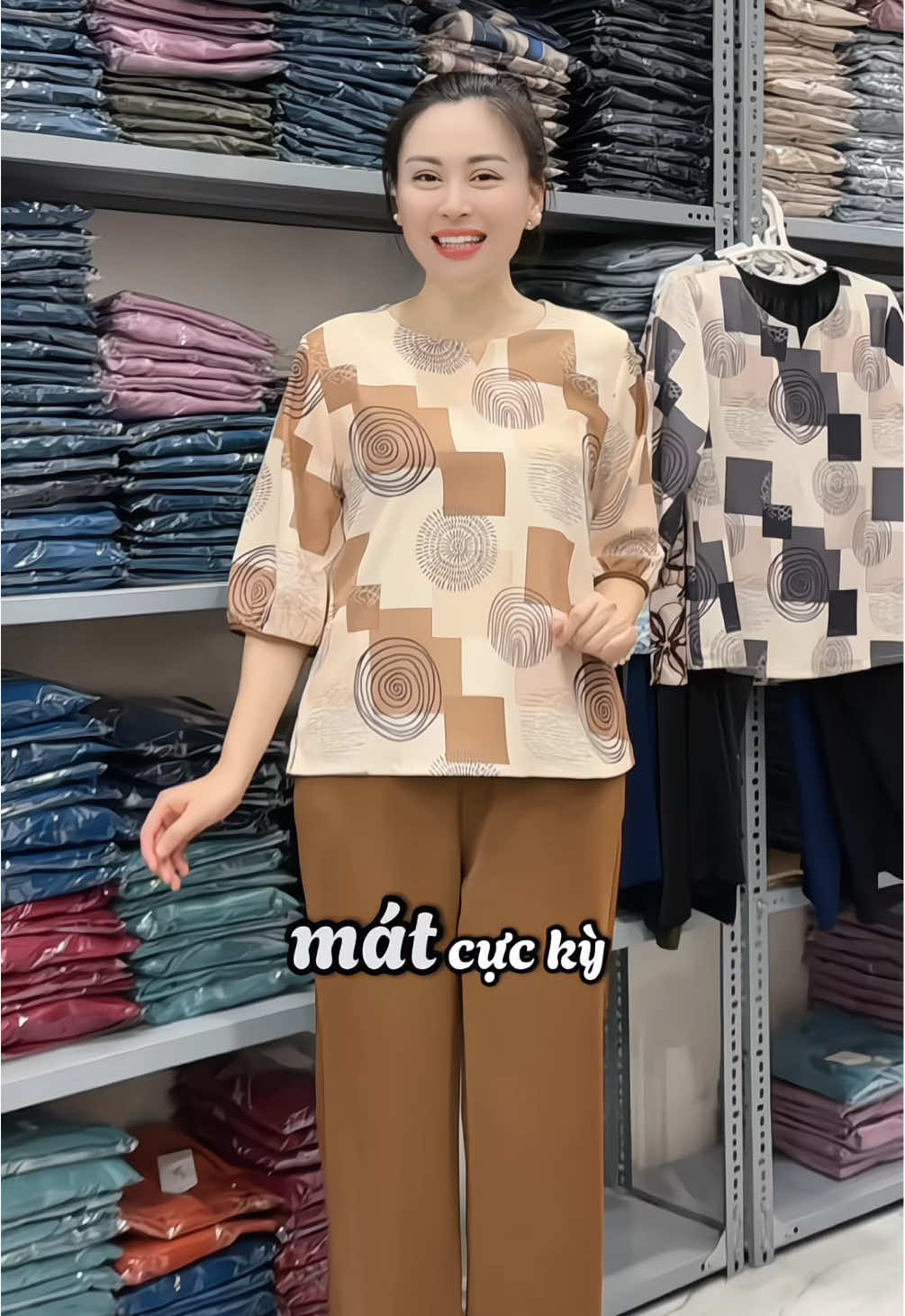 Khoác lên Mẹ sự an nhiên, giản dị mà sang trọng.#dobomacnha #dobotrungnien #quatangme #guchiguem 