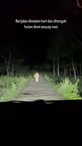 di saat dinginnya pagi masih berselimut kabut seorang nenek rela menembus gelapnya hutan demi menjajakan dagangannya . hanya seikat lidi lidi yg di gabungnya menjadi sapu .dia gak punya apa apa untuk di jual lagi mengandalkan tangan yg sudah keriput tiap hari menyerut satu demi satu batang lidi untuk di satukan menjadi sapu