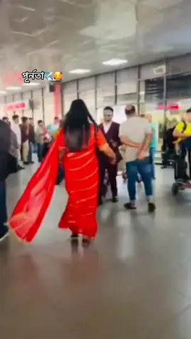 প্রবাসী বউদের একটাই শপ্ন। তাদের অপেক্ষার প্রহর শেষ হয়ে জামাইকে এয়ার্পোর্ট থেকে রিসিভ করা। ✈️🥰 কার জামাই কোন দেশে থাকে?#কুয়েত_প্রবাসীর_বউ🇰🇼 #trend #video #everyone #foryoupage 