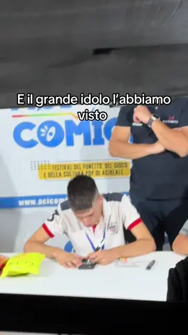 Sembrava davvero emozionato che carino 🥹#ucalabrisi #neipertee #acicomicsandgames #meetandgreet #patatinecacioepepe 