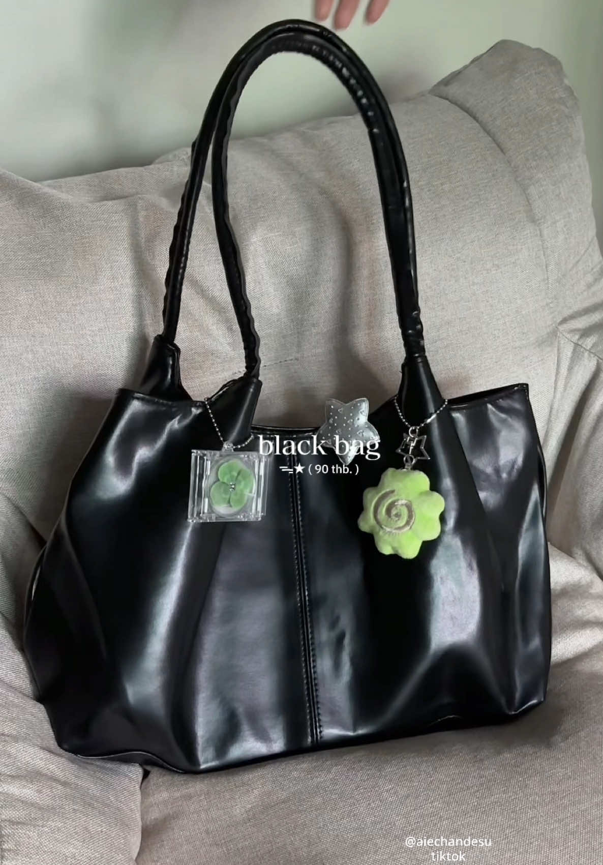 Pretty black bag💬🌳 #shoulderbag #whatsinmybag #กระเป๋าสะพายข้าง #กระเป๋าแฟชั่น #fyp 