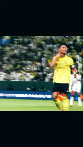 torcida do time rival estava gritando, Messi, Messi, Messi e Cristiano Ronaldo respondeu no futebol no jogo, foi lá meteu um gol bom na verdade meteu 2 na goleada de 5 a 1 contra a outra equipe árabe e mandou os torcedores ficarem quietos psicológico dele todo mundo sabe que é muito forte e que ele não se deixa levar pelas críticas ou pelos insultos ele só quer ir lá e mostrar que ele pode dar resposta em campo, potencial gigantesco aos 40 anos de idade 955 gols falta somente 45 gols bom será que Cristiano Ronaldo chega marca de meu gols antes de encerrar sua carreira?? 😁😁😁🇵🇹 #cristianoronaldo #goals #Messi #double  #foryoupagе 