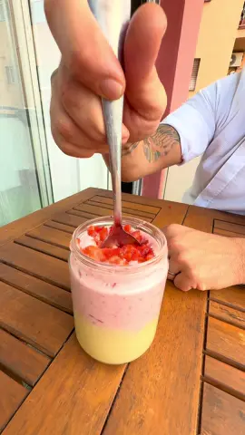 Petit suise de fresa con chocolate blanco 🎯 🍓🍰 Receta nivel becario y que no falla JAMÁS, adictivo y con fresa natural 🌱 