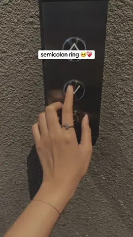 Semicolon (;) tanda bahwa penulis bisa saja mengakhiri kalimatnya, tetapi is memilih untuk melanjutkannya.  Penulis itu adalah kamu, ceritamu belum selesai.. 🙂🥀  #semicolon #semicolonring #MentalHealth #jewelrywithmeaning #yoursoul   