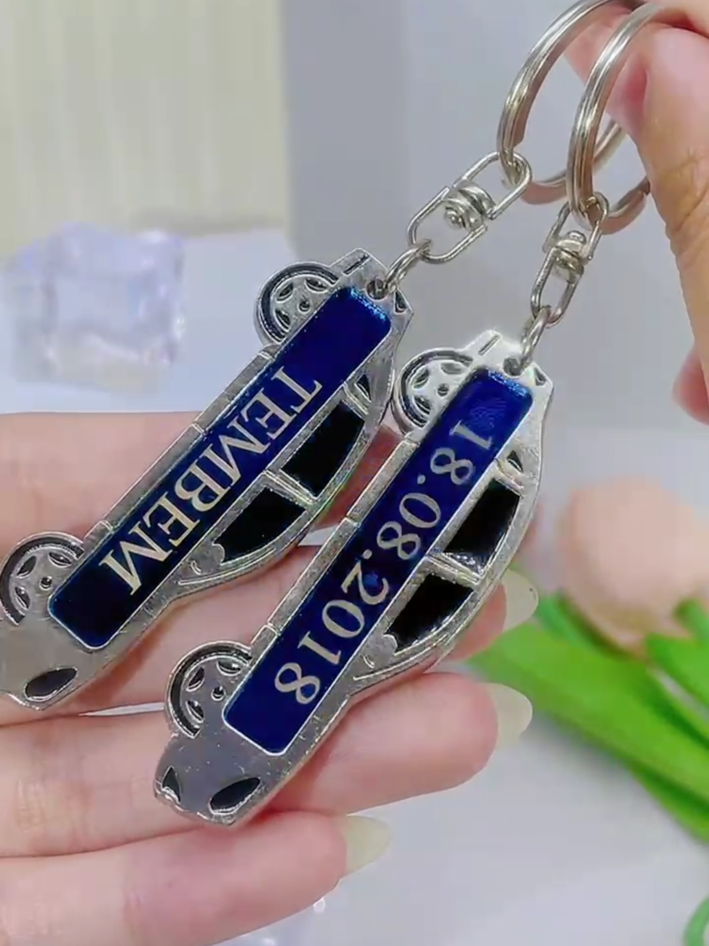 Gantungan kunci dengan bahan stainles dan menggunakan teknik laser untuk pembuatan nama nya , yang mau custom yu join live sekarang #gantungankunci #giftideas #custom #hadiahpacar #aksesoris #wibgajian #gantunganmotor
