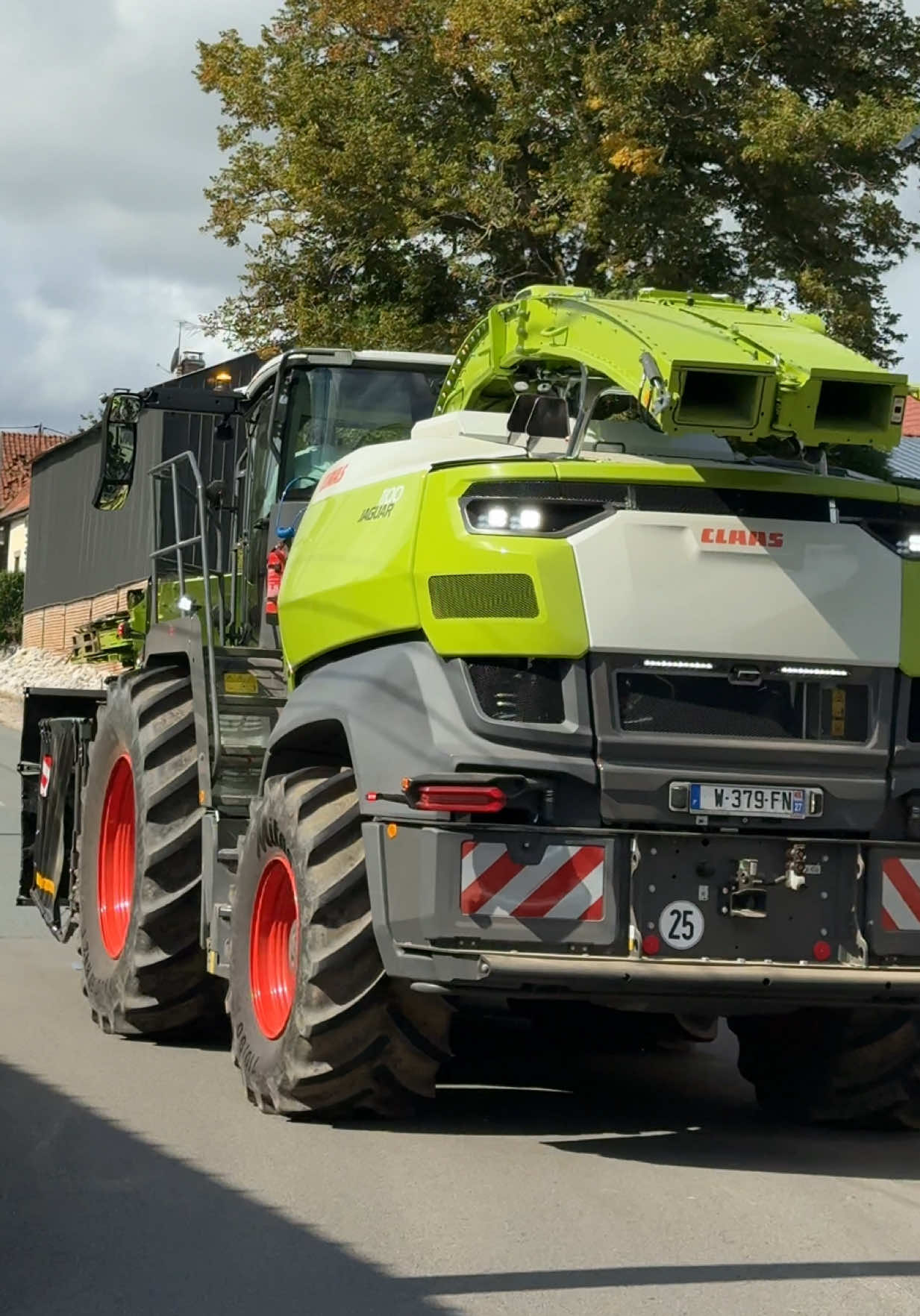 Un avion de chasse ! 🤩🔥 La vidéo complète sur YouTube sur LOAGRI (lien dans ma bio) #claasjaguar1000 #silage #maïs #agri 