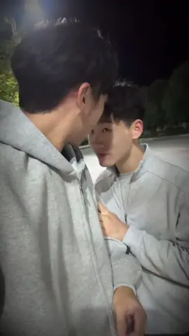 ดีใจที่มีเพื่อนดี 😂...เมื่อคุณออกไปเที่ยวกับเพื่อนซี้... #couple #cutemoment #Themedhotel #boylove #creatorsearchinsights 