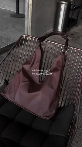 tas ngampus ter GONG !! from @Namikita Store 👜🤎⭐️🍫 #namikitastore #cassiebag #minicassiebag #fyp #totebag #brownbag 