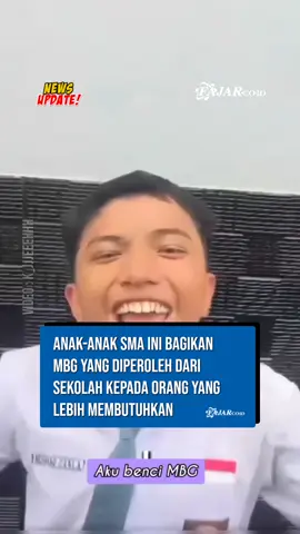 Aksi dermawan sekompok anak-anak SMA memberikan makanan bergizi gratis (MBG) yang dibagikan dari sekolahnya  kepada orang-orang yang lebih membutuhkan. Apalagi belakangan ramai soal keracunan MBG yg diedarkan ke sekolah-sekolah. Karena tidak ingin mengonsumsinya mereka memilih untuk membagikannya. (Yay)