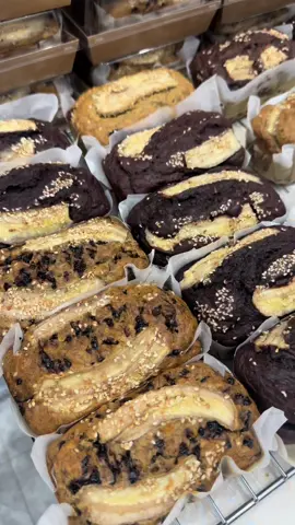 Cắt ổ chuối socola nên nhìn màu đen đậm đà dữ rồi 😋 bánh chuối yến mạch mình chỉ dùng đường ăn kiêng nên healthy lắm ạ 😊 #banhchuoi #banhchuoiyenmach #healthy #dannang #myhebakery  