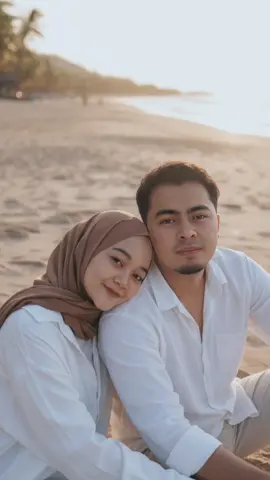 AI super ajaib🥰 prompt nya ini ya: Tolong editkan gambar ini tanpa merubah wajah. laki laki dan perempuan sedang duduk di pasir tepi pantai dengan latar belakang outdoor di tepi pantai dengan pantulan sinar matahari sore. Kepala wanita menyandar ke pundak pria. Ambil foto dari jarak dekat hanya separuh badan. Pria Memakai baju kemeja oversize warna putih. Wanita memakai hijab coklat, dan kemeja oversize warna putih. #aigemini #fyp #trending #aesthetic #CapCut 