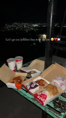 Lezz gaur eat Jollibee but with a view! 🍽️🫶🏻 #mountainview #busay #dateideas #fyp #foryoupage 