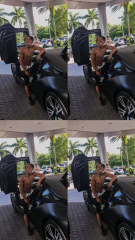 XXXTentacion (tên thật: Jahseh Dwayne Ricardo Onfroy, sinh ngày 23/1/1998 – mất ngày 18/6/2018) là một rapper, ca sĩ kiêm nhạc sĩ người Mỹ. Anh nổi lên khoảng năm 2016 nhờ nền tảng SoundCloud, với phong cách âm nhạc pha trộn rap, emo, rock và R&B. Các bài như “Look at Me!”, “Sad!”, và “Jocelyn Flores” đã đưa anh trở thành một trong những gương mặt nổi bật của thế hệ rapper trẻ. ad chúng anh an nghỉ 🕊️#xxxtentacion#xuhuong