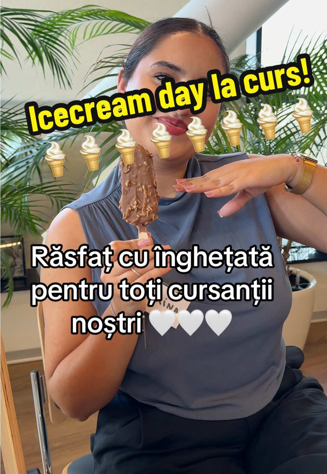 Ne-am răsfățat cursanții cu înghețată la curs și am sărbătorit împreună 12 ani de când există Academia Vreau să fiu Stewardesă. 🥰🥰🥰✈️✈️✈️#passyourwavytalk 