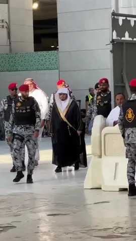 Momen yang indah menunjukkan ketawadhu’an Syaikh Yasser Al-Dosary, ketika beliau berjalan dengan penjagaan yang ketat untuk mengimami shalat di Masjidil Haram, tampak ada seorang anak yang mencoba mendekati beliau untuk bersalaman. Petugas keamanan yang melihatnya langsung mencegah sang anak mendekat. Akan tetapi Syaikh Yasser berhenti sejenak dan memanggil kembali anak tersebut untuk bersalaman dengannya.  Masyaallah tabaarakalllah. Akhlak yang begitu indah ditunjukan oleh sang imam. Rasulullah ﷺ bersabda, ‎مَا مِنْ شَىْءٍ يُوضَعُ فِى الْمِيزَانِ أَثْقَلُ مِنْ حُسْنِ الْخُلُقِ “Tidak ada sesuatu amalan yang jika diletakkan dalam timbangan lebih berat dari akhlaq yang mulia.” (HR. At-Tirmidzi)