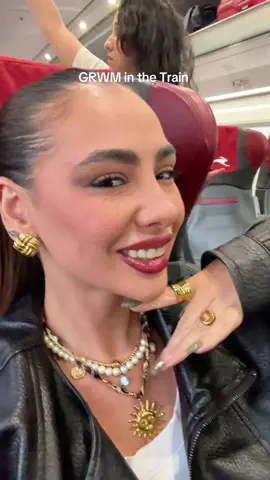 GRWM in the train 🚆💄 #makeuptutorial #trainmakeup #fullfacemakeup 