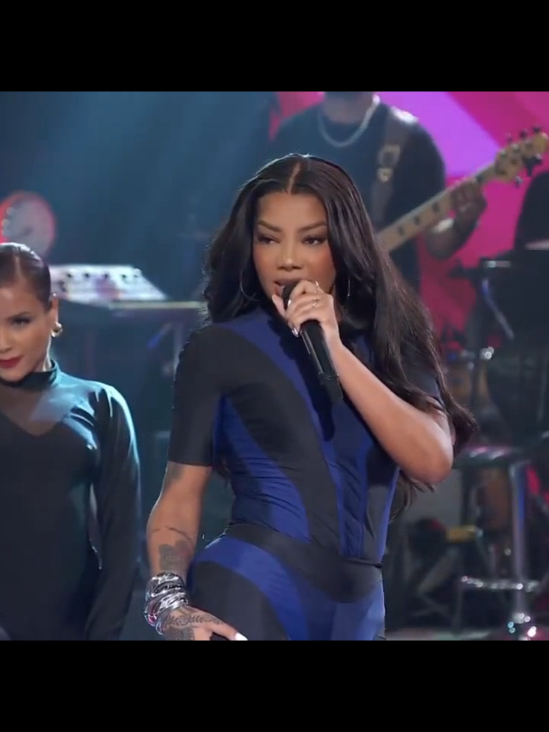 ✨ Ludmilla entrega voz, presença e sofisticação em “Sintoma de Prazer”. Uma performance impecável que é puro deleite. 💜🎶 #OrikIFuturo #Ludmilla #AoVivo #PopNacional #Performance