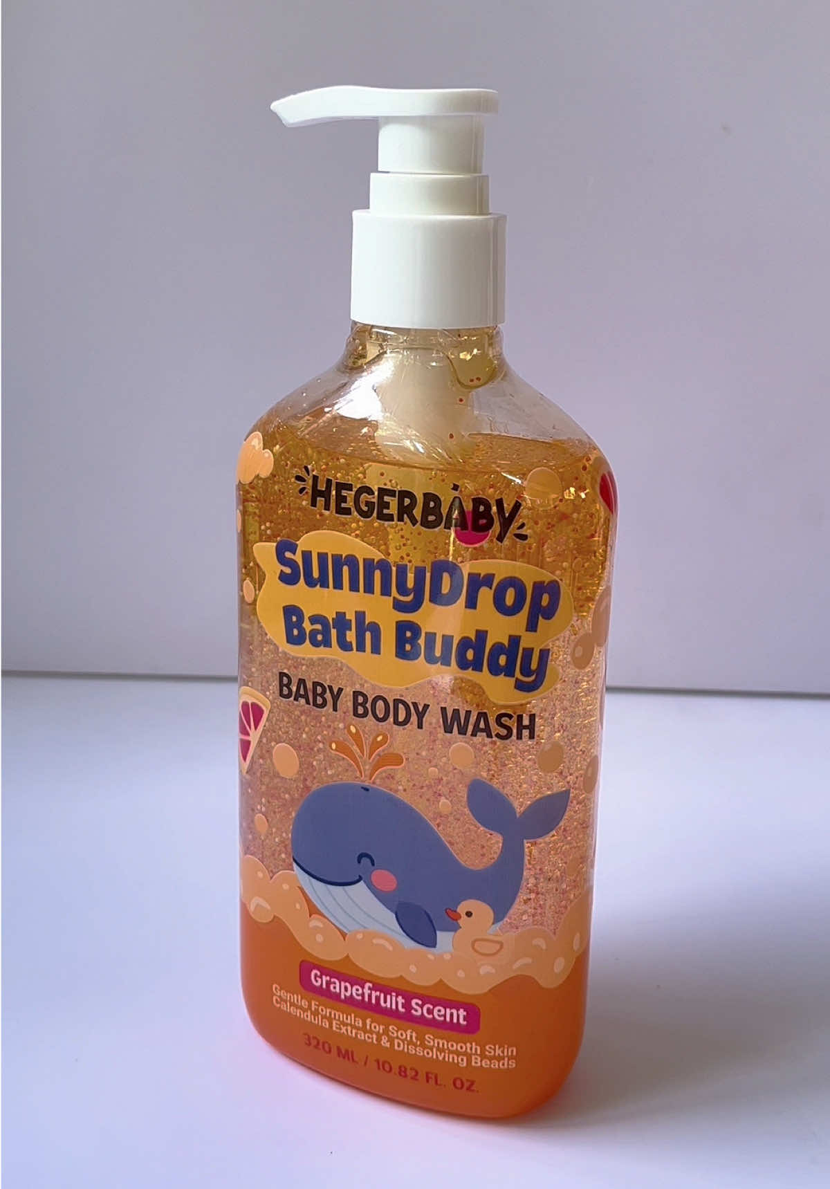 🫧 Make bath time gentle and fun with HegerBaby SunnyDrop Bath Buddy Baby Body Wash 320 mL 🌼 Mild grapefruit scent, enriched with calendula for baby’s soft skin, plus cute white & orange dissolving beads for everyday bath care 🍊👶 #gentlebabycare #babybodywash #babybath #bathessentials #hegerbabysunnydropbathbuddy 