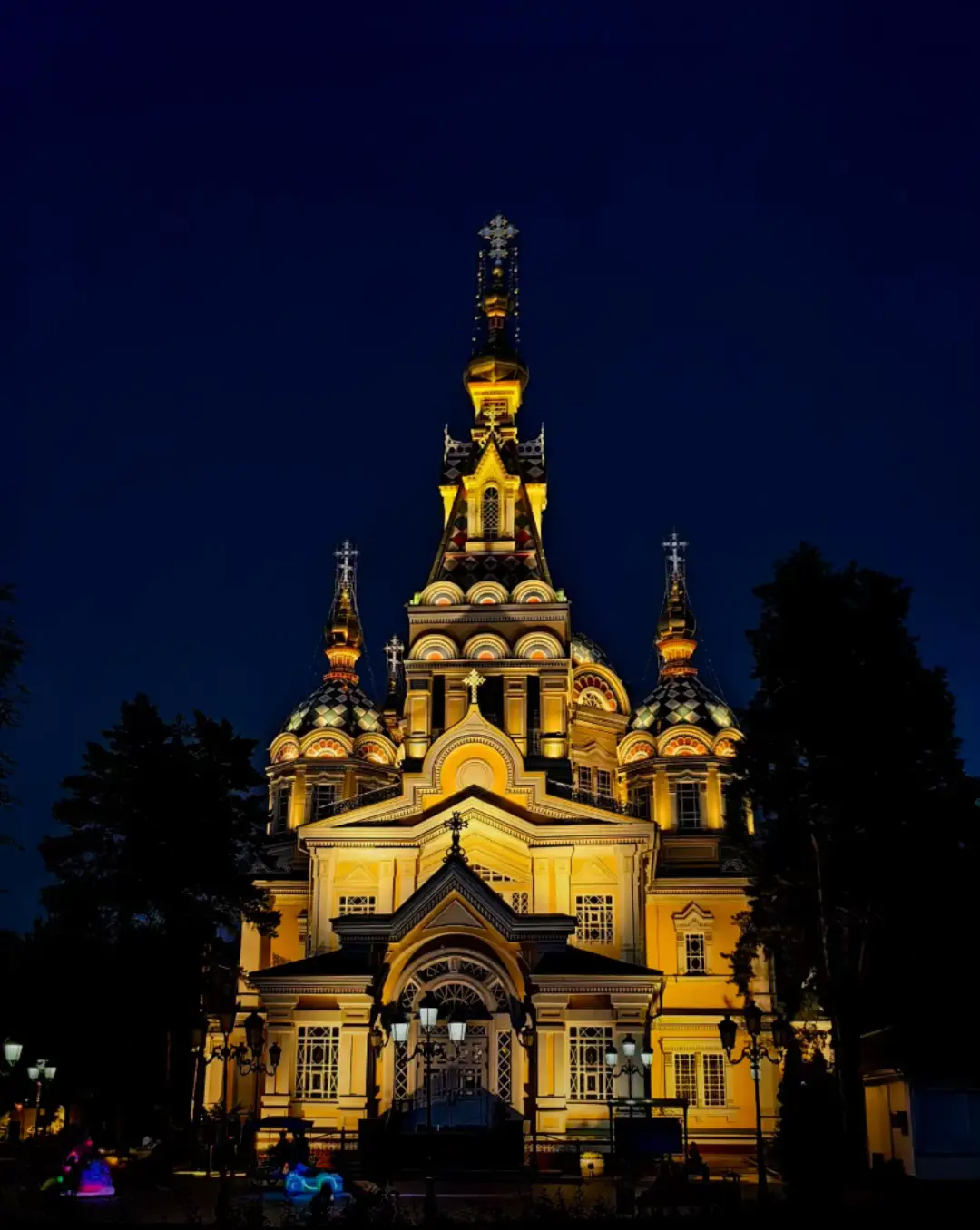 Вознесенский собор в Алматы — деревянный православный храм, построенный в 1907 году архитектором Андреем Зенковым. Он пережил сильные землетрясения благодаря уникальной сейсмостойкой конструкции, в советское время использовался как музей, а с 1995 года снова действует. Сегодня собор считается одним из символов и красивейших памятников Алматы.