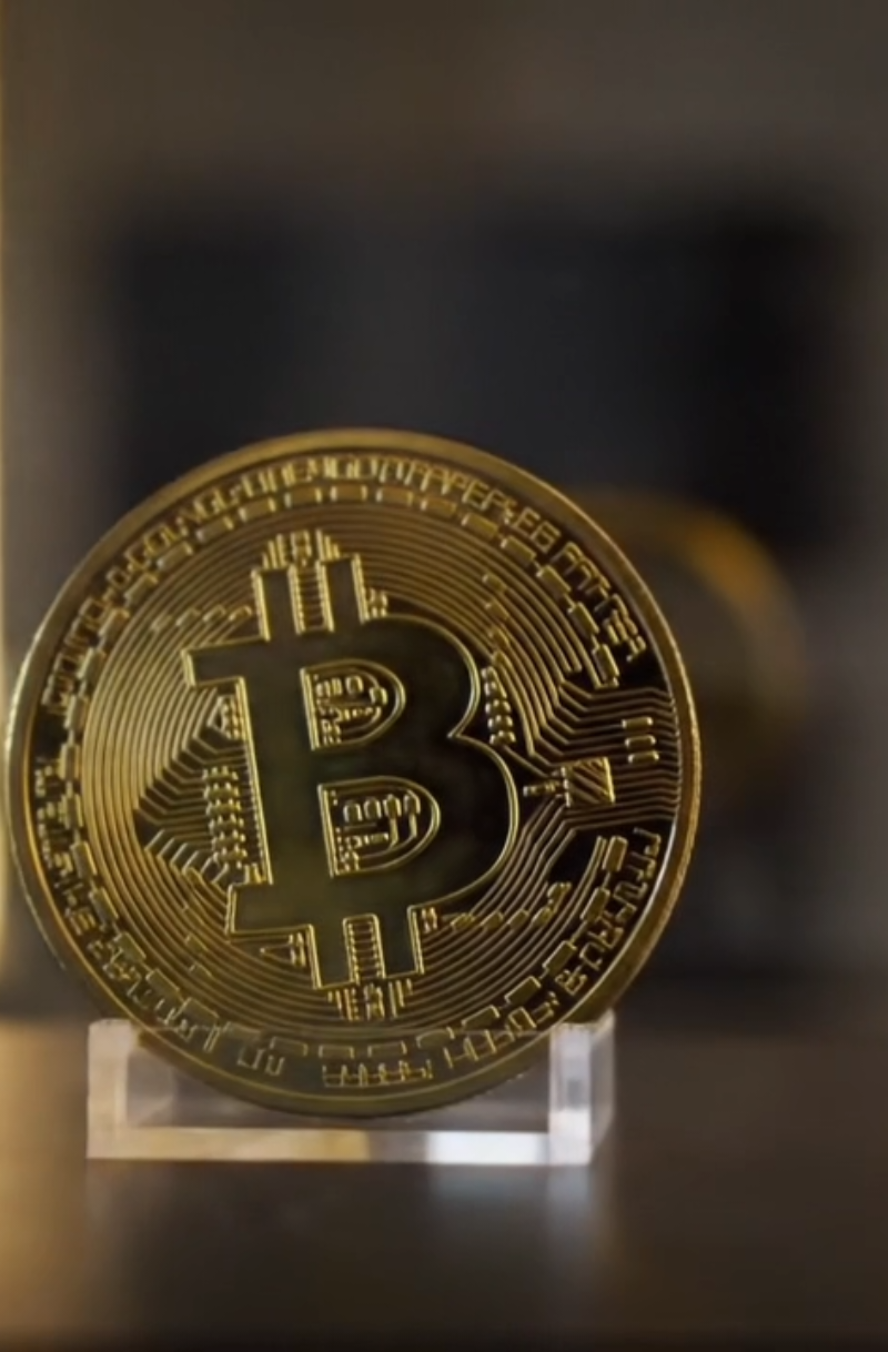 Bukan sekadar koleksi… ini ikon revolusi keuangan dunia 🌍🚀 #BitcoinEra #SinematikCrypto #fyp #trending #iminthisera 