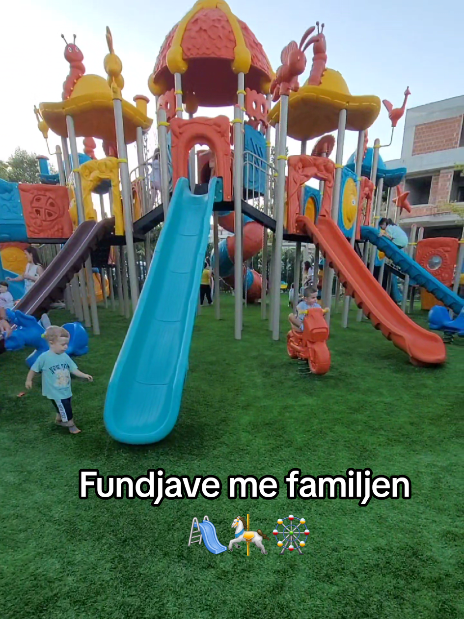 ✨ Në kërkim dhe zbulim të ambienteve të reja për të kaluar fundjava ndryshe me familjen 👨‍👩‍👧‍👦💫 Këndi i lojërave i sapohapur ishte plot me gëzim, argëtim dhe pushim – si për fëmijët ashtu edhe për prindërit 🎈☕🍕 Një eksperiencë 10/10 që do ta përsërisim patjetër 🌿💚 #KoheMeFamiljen #FundjaveNdryshe #FemijetLumtur #PrinderTeQete #KendLojrash  