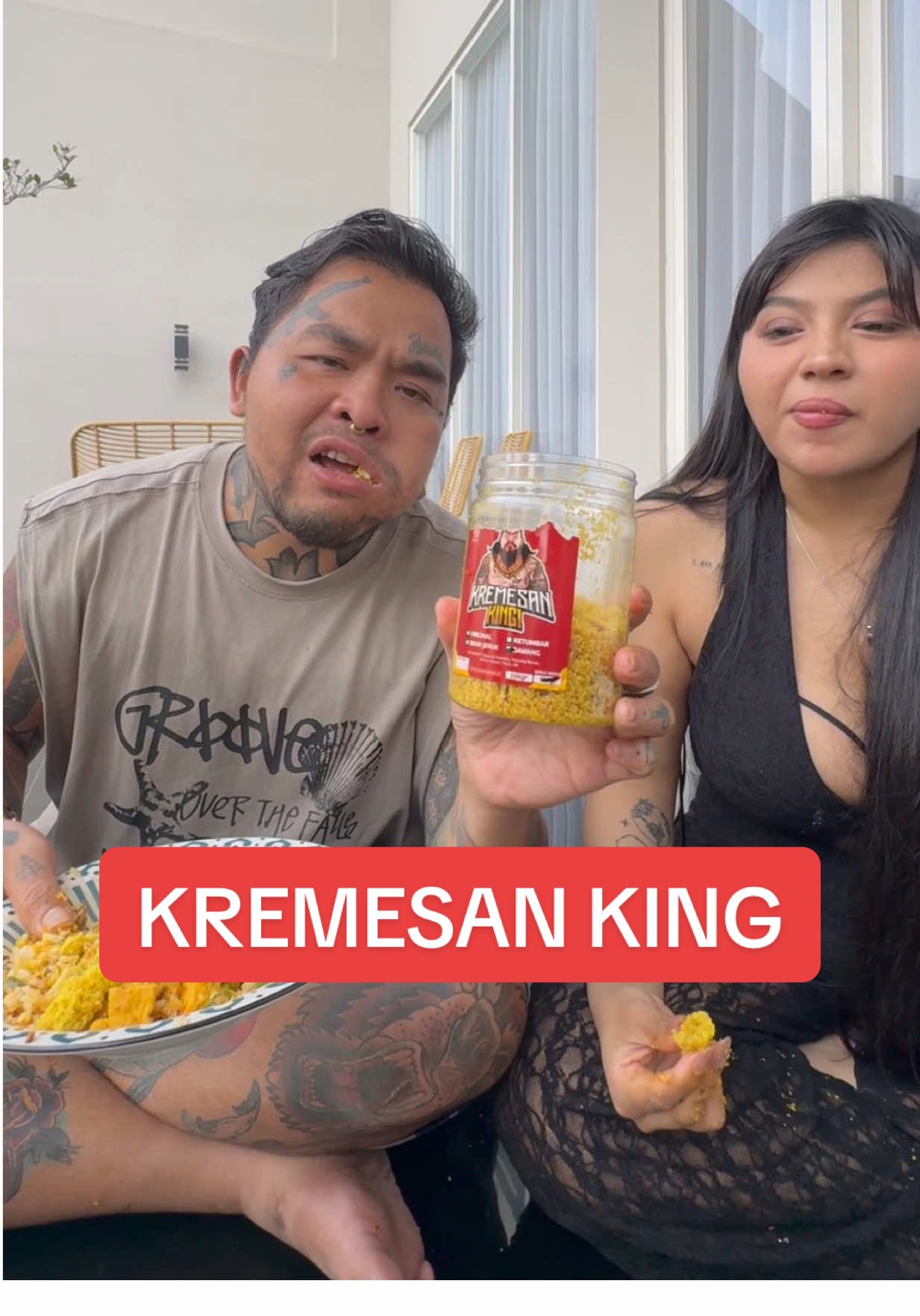 MAKAN jangan pakai KERUPUK. gantien kremesanku..!!!