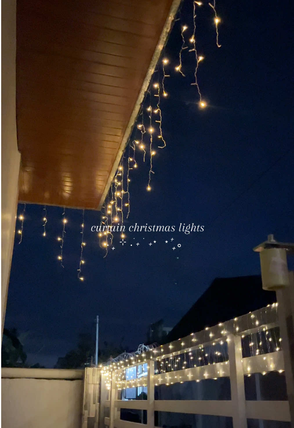 solar curtain christmas lights! ✨ #solarchristmaslights #outdoorlights #curtainchristmaslights #fyp #christmasdecor 