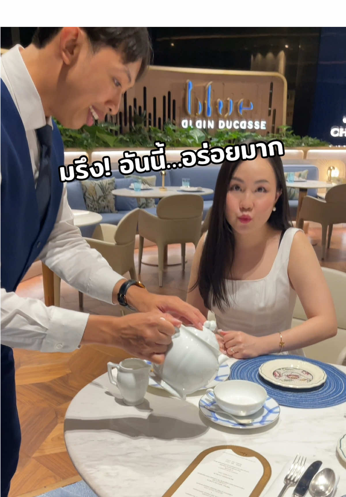 มรึง! อันนี้…อร่อยมาก ☕️🍫🍩 วนิลา คือ วนิลาเลย ช็อคโกแลต คือ ช็อคโกแลตเลยไม่เพี้ยน🤤 แต่ขมคอตรง…น้ำแร่ขวดละ260นิละ😭  #ของอร่อย #รีวิวกิน #eating #กัสเบลล์เสี่ยงcook 