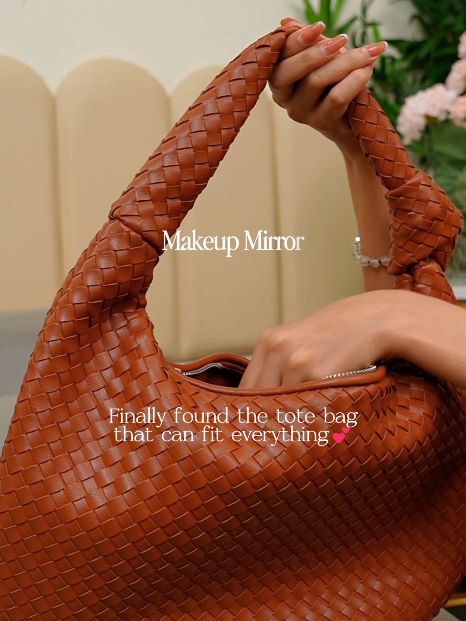 1 tas muat banyak barang ya pakai Lucia Woven Hobo Bag🥰 Yuk cek keranjang kuning sekarang!!!  #tasviral #trend #christyng #taswanita #tas #bag #fyp #pov