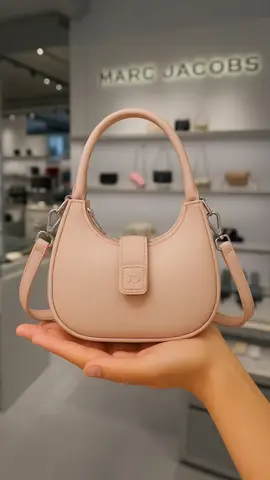 JIMS HONEY Serena Bag adalah tas elegan dengan desain modern yang simpel namun tetap stylish. Dibuat dari material berkualitas, tas ini ringan, praktis, dan cocok digunakan untuk berbagai aktivitas, baik sehari-hari maupun acara spesial. Dilengkapi dengan kompartemen yang cukup luas untuk menyimpan kebutuhan penting, Serena Bag menjadi pilihan tepat untuk melengkapi penampilan Anda dengan sentuhan chic dan fashionable.