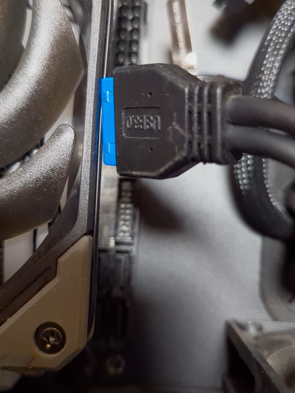 Как вынуть USB 3.0 фронтальный из материнки без танцев с бубном. Пользуйтесь. #пк #железо #pc #usb3.0 #нерукажоп 