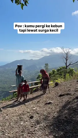 Mungkin mereka sudah bosan dengan pemandangan seperti ini karena setiap hari mereka lewat sini 😄 #fyp 