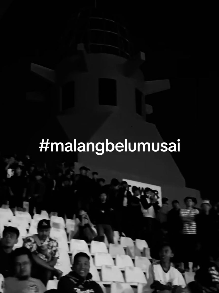 MALANG BELUM USAI!  Menuju pertemuan dua biru di kanjuruhan. Selain kabar damai, Pesan perlawanan dan perjuangan harus kembali bising, Hingga para korban mendapat keadilan seadil-adilnya. Mungkin, dukanya sudah hilang, Namanya sudah terlupakan, Bahkan beritanya pun akhir-akhir ini sudah jarang terdengar. Tapi tidak bagi kami (suporter), bara apinya masih belum padam, masih menyala dalam ingatan, Mereka masih berjuang dan mereka masih melawan.  Justice for 135+ & don't stop talking about Kanjuruhan disaster! Salam perjuangan, kawan-kawan malang yang melawan! ✊🏽 Al-fatihah untuk para korban. 🕊️ #bandungxmalang #bobotohxaremania #malangbelumusai 