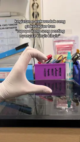 yang ada putih karna kena hempasan puyer 😭 #farmasi #farmasistudent #farmasieverlife #farmasistory #fyp 