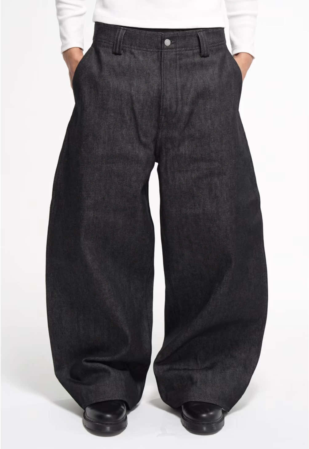Japanese Selvedge Curved-Leg Jeans Black New Drop at 8:00 PM on September 27 (JST)   7:00 AM EDT   4:00 AM PDT   12:00 PM BST   1:00 PM CEST  #japanesedenim #selvedgedenim #madeinjapan 