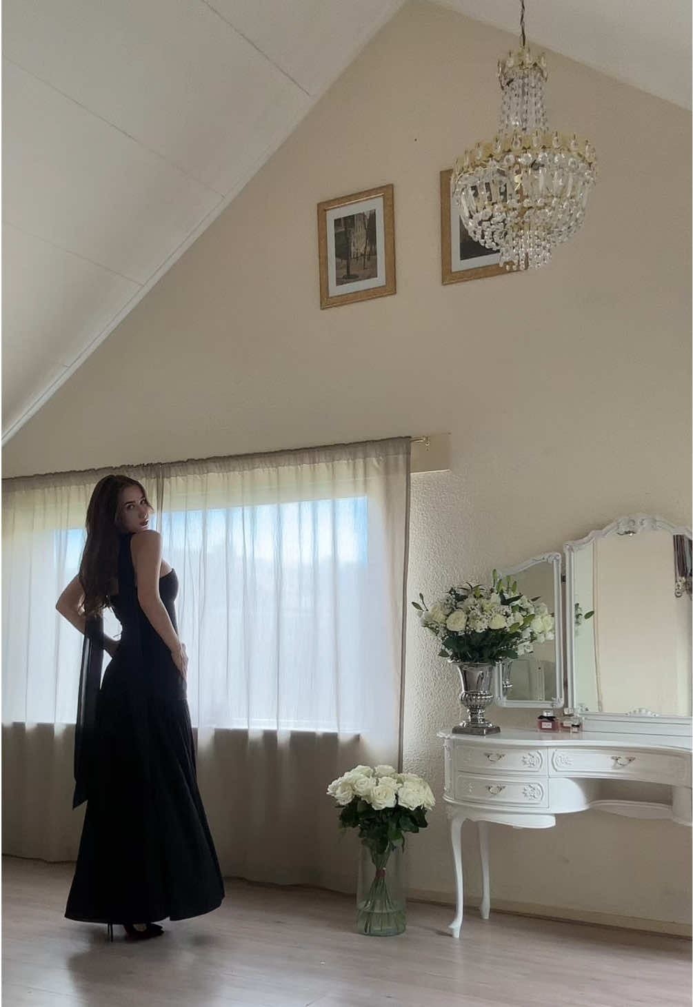 There’s just something so classic about a black dress #classystyle #elegantfashion #oldmoney 