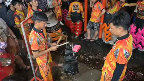 Tiếng trống đã nổi lên! Hàng trăm năm qua, Mai Hoa Thung đã luôn là biểu tượng của sự kiên cường và lòng dũng cảm. Mỗi bước chân lên những cọc tre cheo leo, mỗi cú nhảy trên không trung là một lời khẳng định về sức mạnh, bản lĩnh và tinh thần bất khuất của những người nghệ nhân. Họ không chỉ biểu diễn, mà còn đang kể câu chuyện về sự vượt lên chính mình, về tinh thần không bao giờ bỏ cuộc. Hãy cùng nhau hô vang để tiếp thêm sức mạnh cho những nghệ sĩ tài ba này!