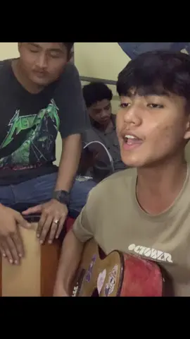 သီချင်းလေးကြိုက်လို့ဆိုမိတာပါ😝#fyp #foryoupage #ရည်းစားဦးမို့ရူးမတတ်ချစ်တော့လည်း #guitar 