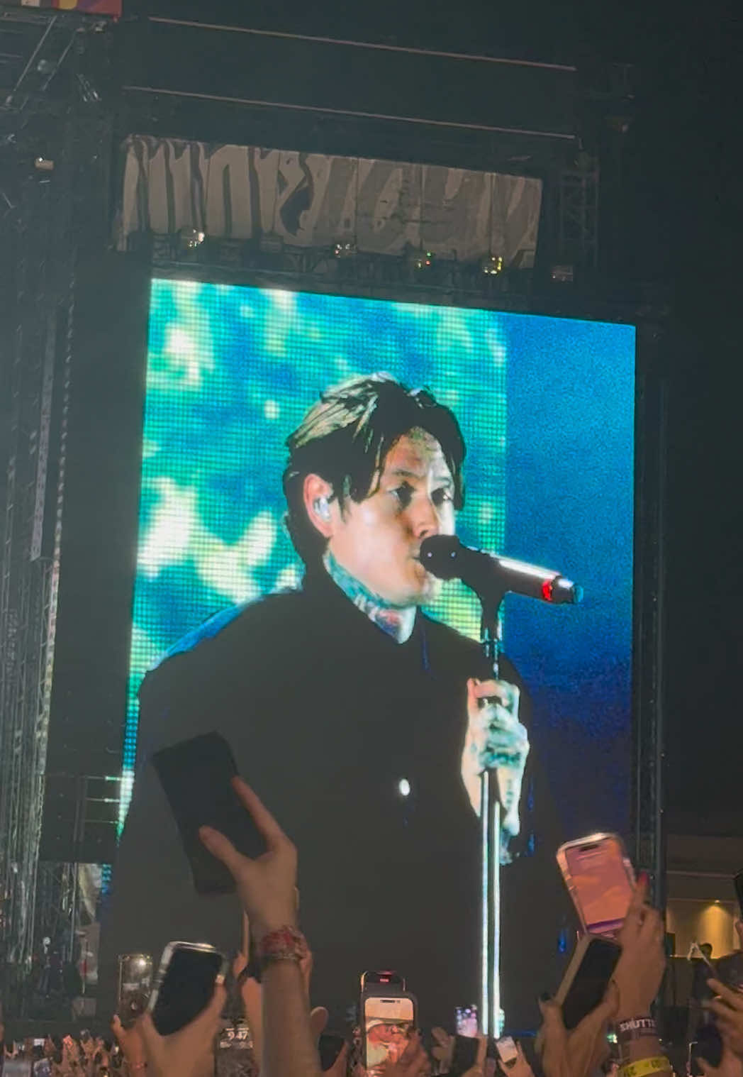 Weigh down on me, stay ‘til morning Way down, would you say I’m worthy? ❤️‍🔥  Thank you @Bad Omens for one of the best fucking shows. It was awesome 🥹#louderthanlife #badomens #noahsebastian #fyp #ltl2025 