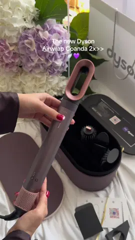 oh love @Dyson UK ✨✨ #dysoncoanda2x #dysonairwrap #dysonunboxing #dysonhair #girls 